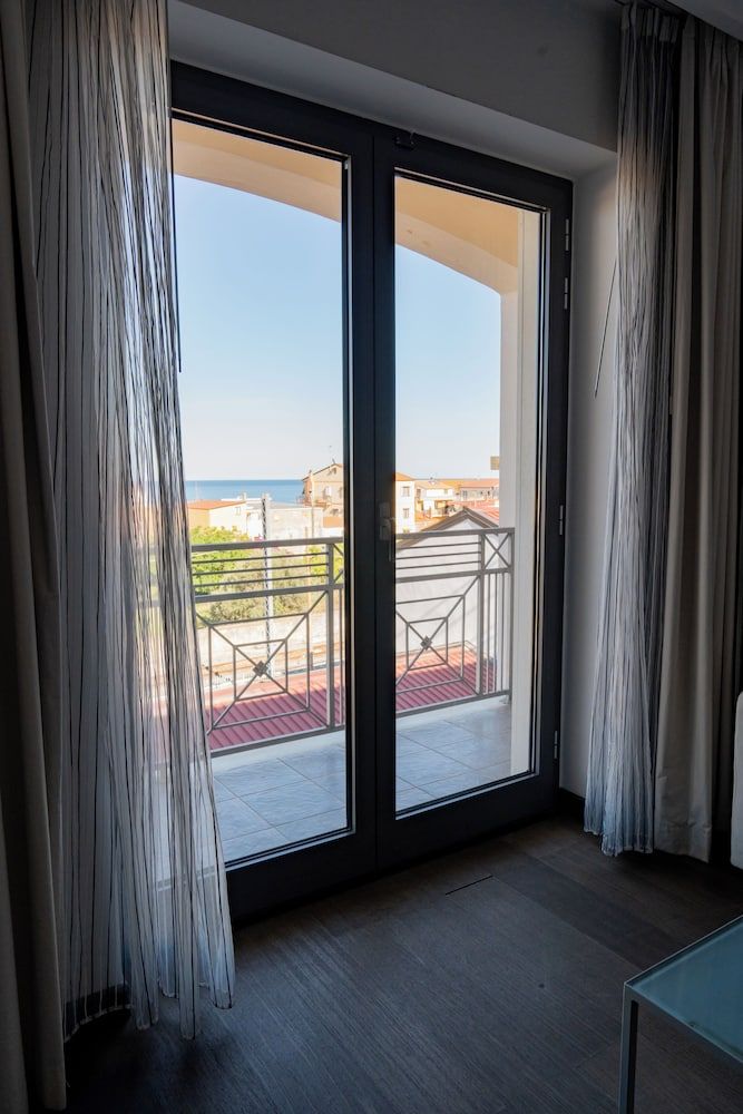 Hotel Napoleon Standard Quadruple Room 9