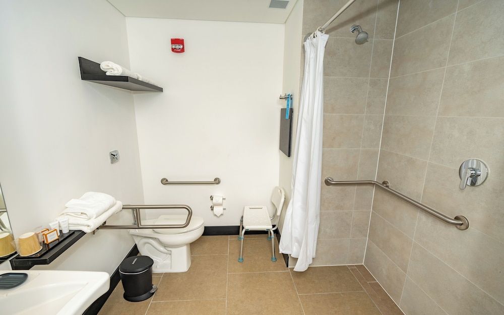 Hampton By Hilton Santiago Las Condes Business Room, 1 Queen Bed, Accessible 10