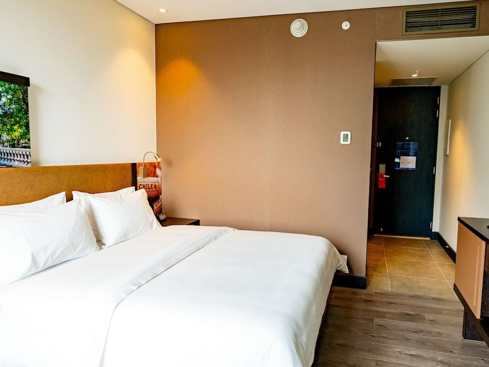 Hampton By Hilton Santiago Las Condes Business Room, 1 Queen Bed, Accessible 3