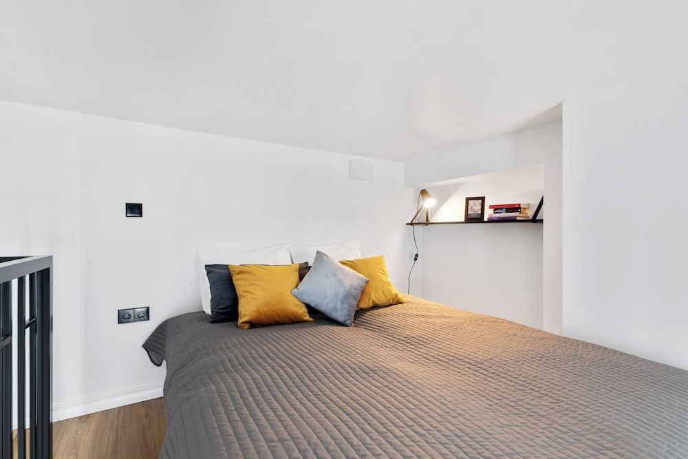 Bob W Duo Lofts Basic Loft, 1 Queen Bed with Sofa bed (Homey Studio - Loft for 3) 8