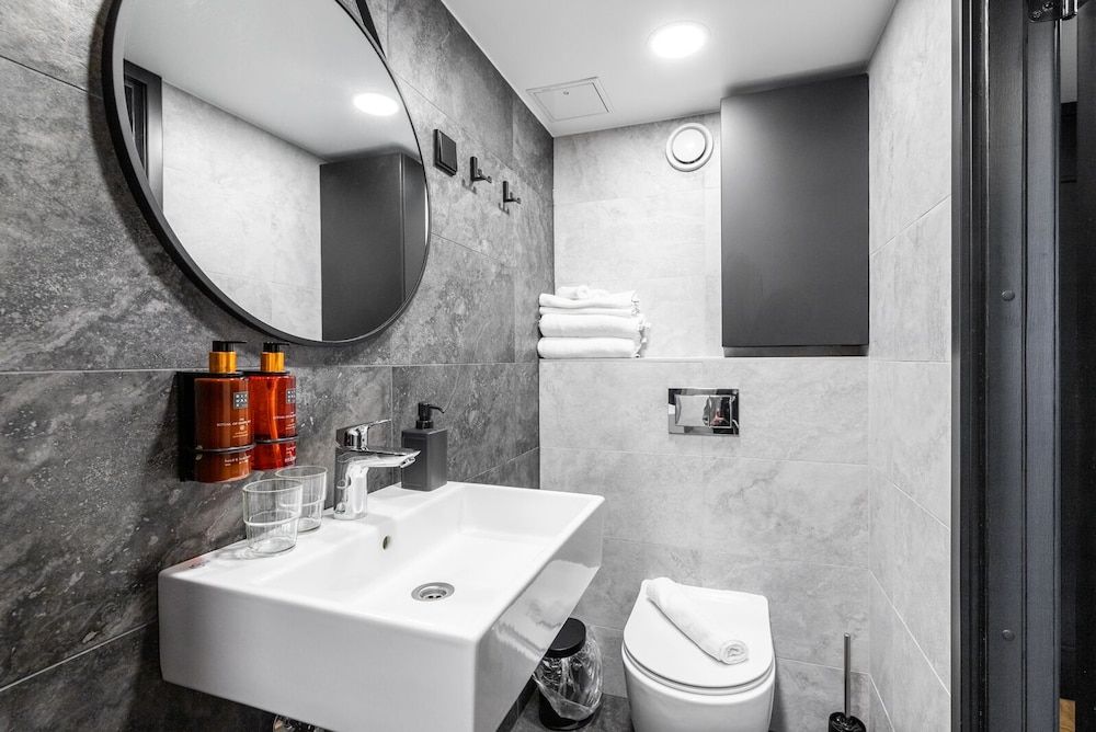 Bob W Duo Lofts Basic Loft, 1 Queen Bed with Sofa bed (Homey Studio - Loft for 3) 11