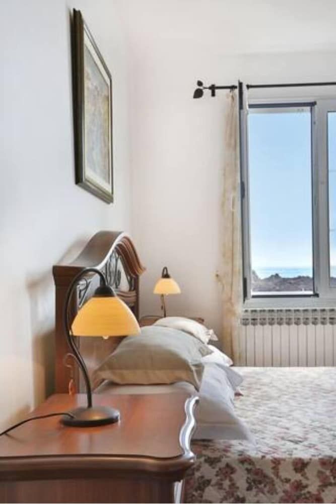 Apartment, Queen and 2 Sofa Bed, 1 Bedroom, Smoking Allowed, Sea View, Balcony/Patio