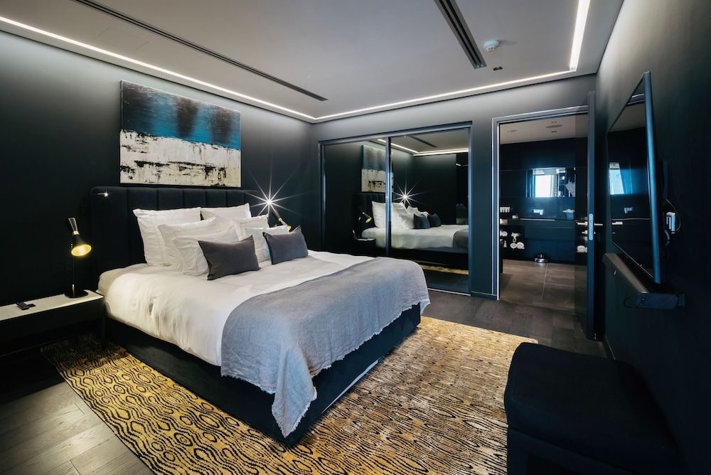 Suite (Elena)