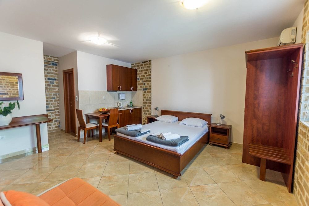 Contessa Apartments Studio, City View