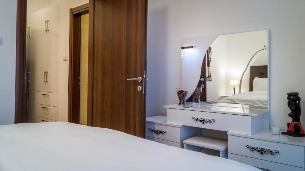 Luxury Apartment, 2 Bedrooms, Balcony, Beachfront