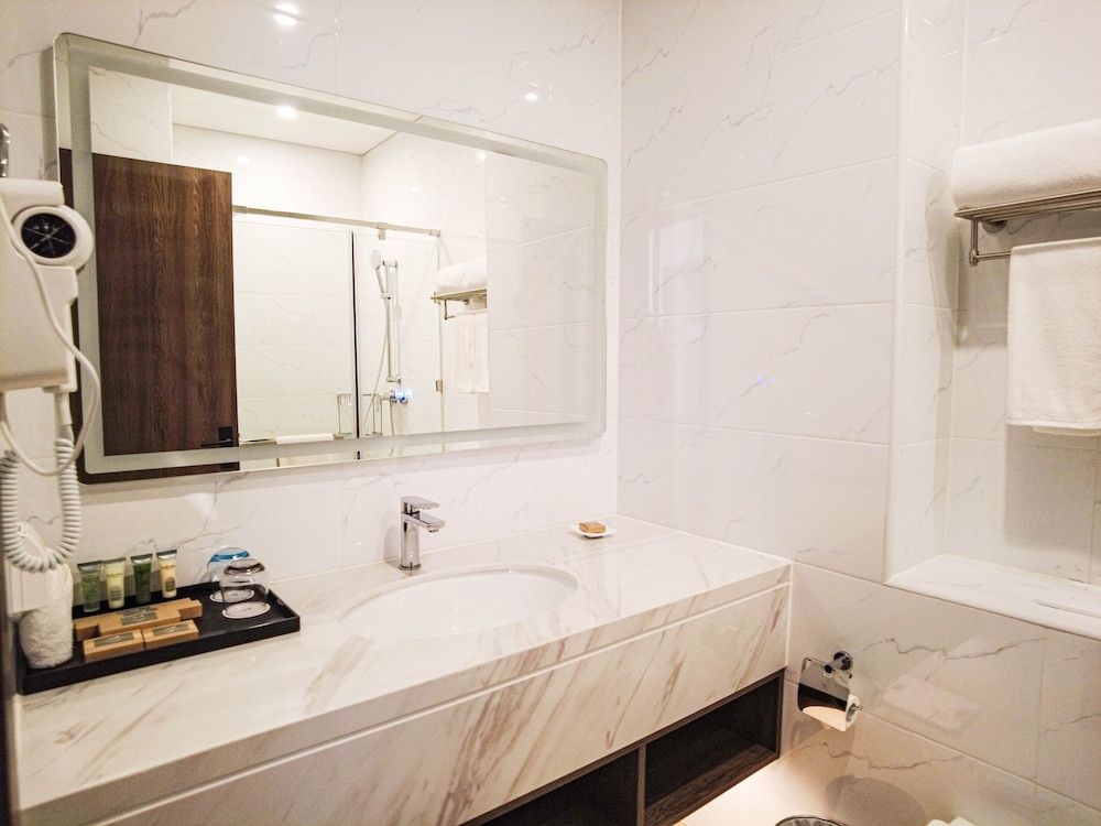 Escale International Hotel Deluxe Room, 1 King Bed 3