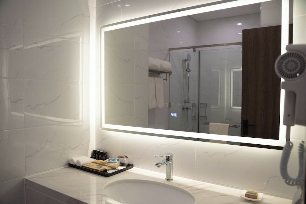 Escale International Hotel Deluxe Room, 1 King Bed 5