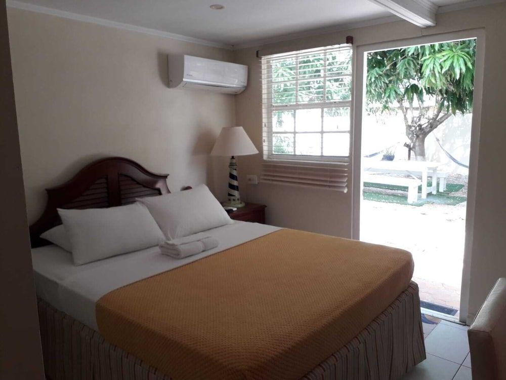 Basic Studio, 1 Queen Bed, Non Smoking, Courtyard View