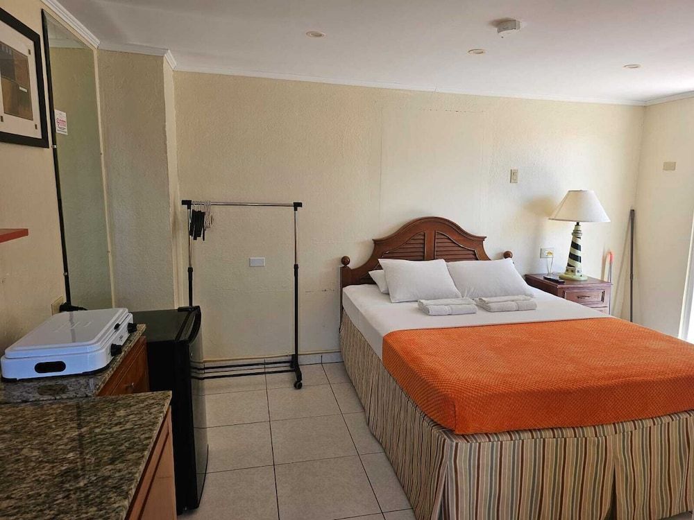 Comfort Studio, 1 Queen Bed, Non Smoking, Courtyard View