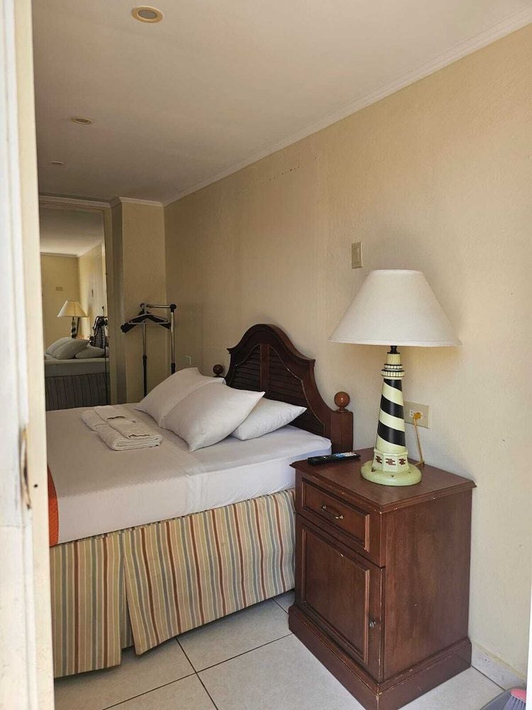 Comfort Studio, 1 Queen Bed, Non Smoking, Courtyard View