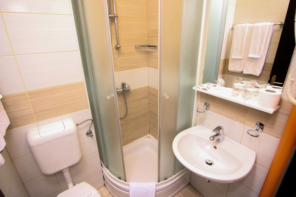 Hotel Grand Economy Twin Room, 2 Twin Beds, Non Smoking 5