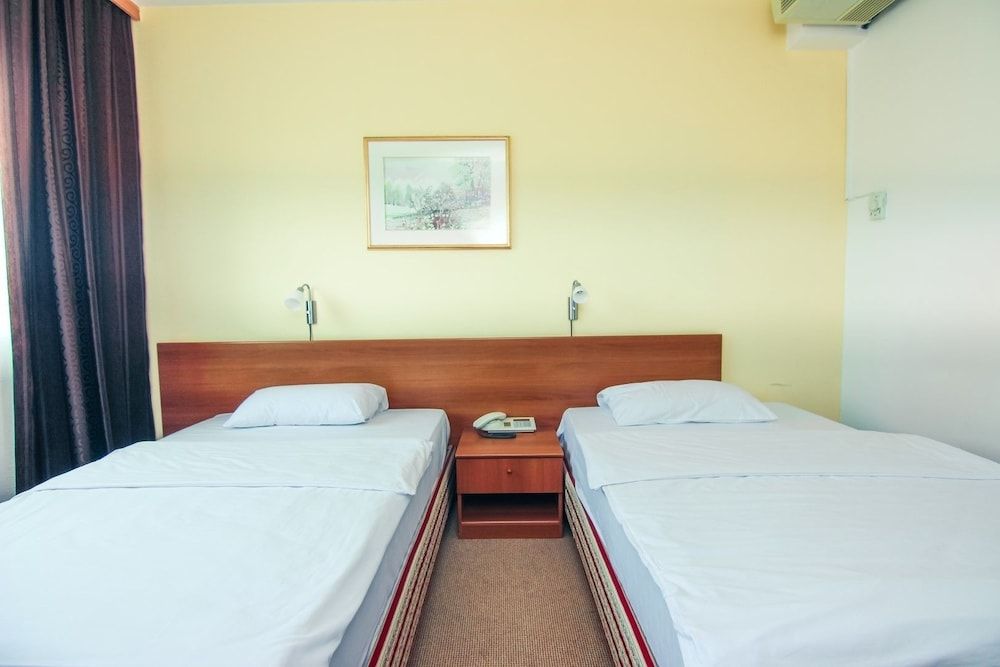 Hotel Grand Economy Twin Room, 2 Twin Beds, Non Smoking 3