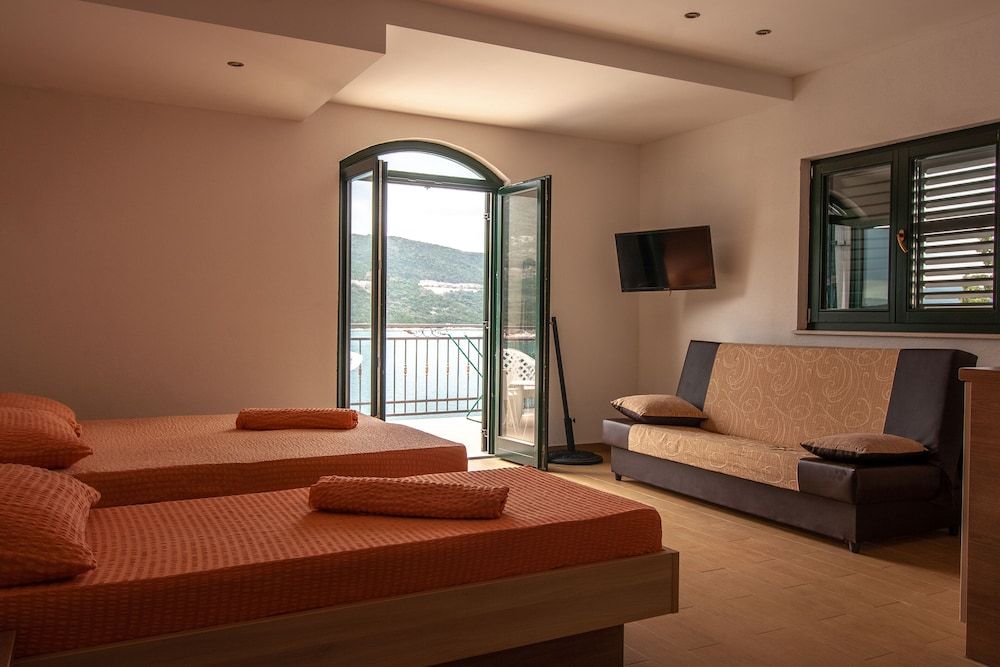Studio, Sea View (5 Bed)