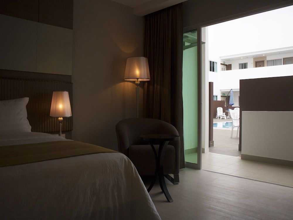 Garden Sentral Hotel Premium Room, 1 King Bed, Pool View, Poolside 4