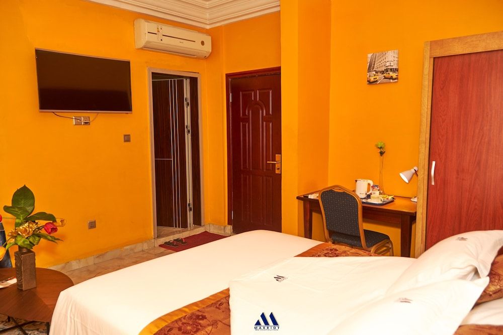 Marriot Metropolitan Hotel Standard Room 10