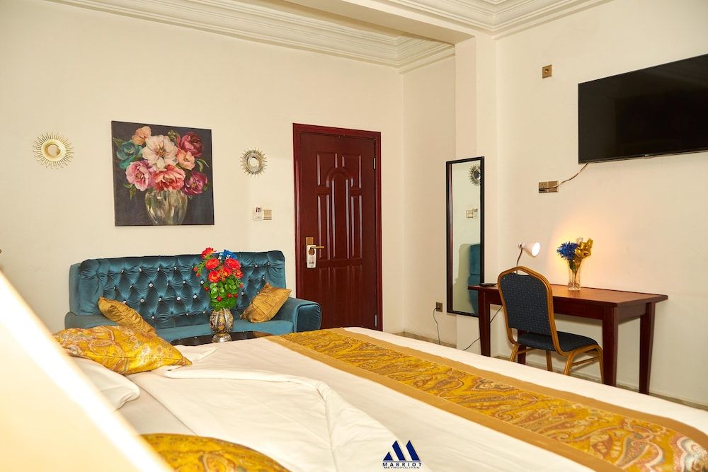 Marriot Metropolitan Hotel Standard Room 9