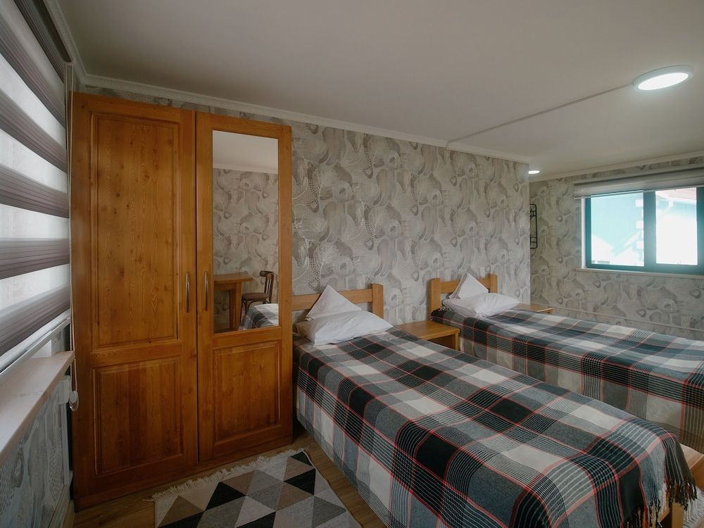 Gallery Twin Room, Shared Bathroom