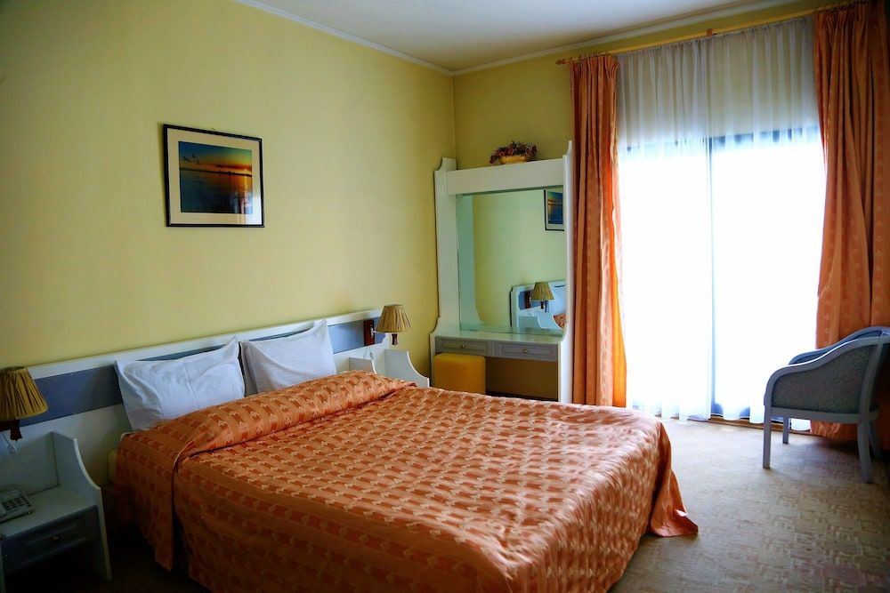 Suite, Pool View
