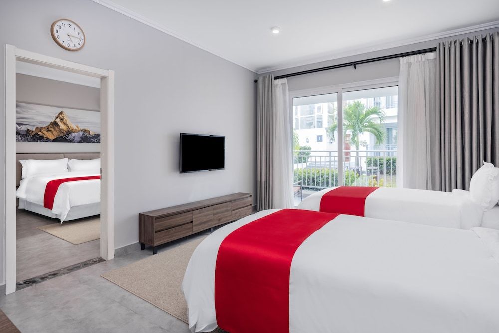 Junior Suite, Non Smoking, Mountain View (Landscape, 1 Queen & 2 Twin Beds)