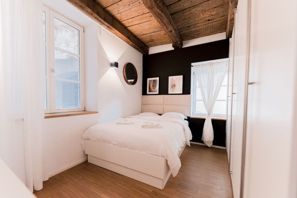 undefined Exquisite 1BR Apt in Old Town w Balcony 4