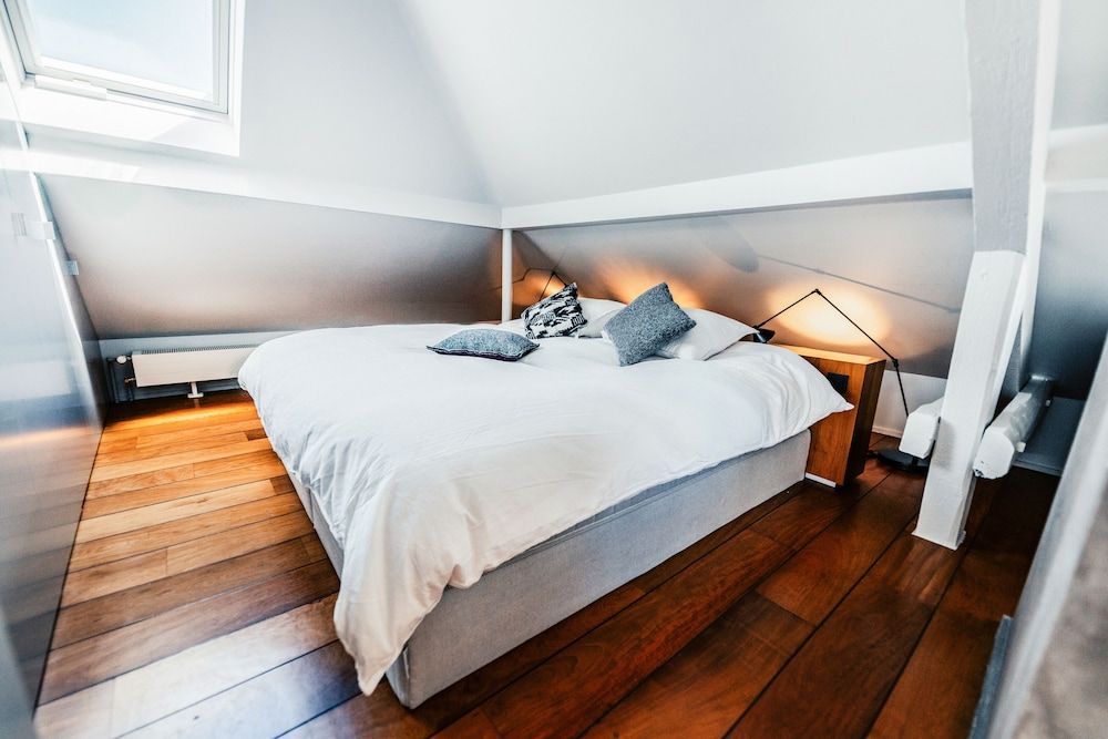 undefined Luxurious 1BR Apt w Prkg & Jacuzzi Btub 2