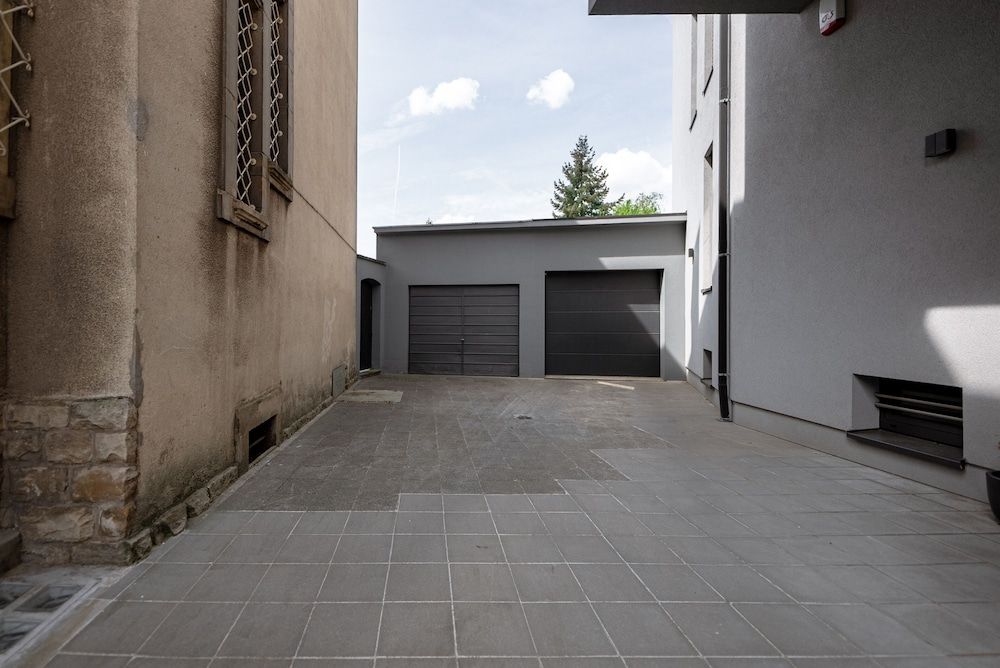 undefined Baroque Style Townhome Garden Patio Prkg 2