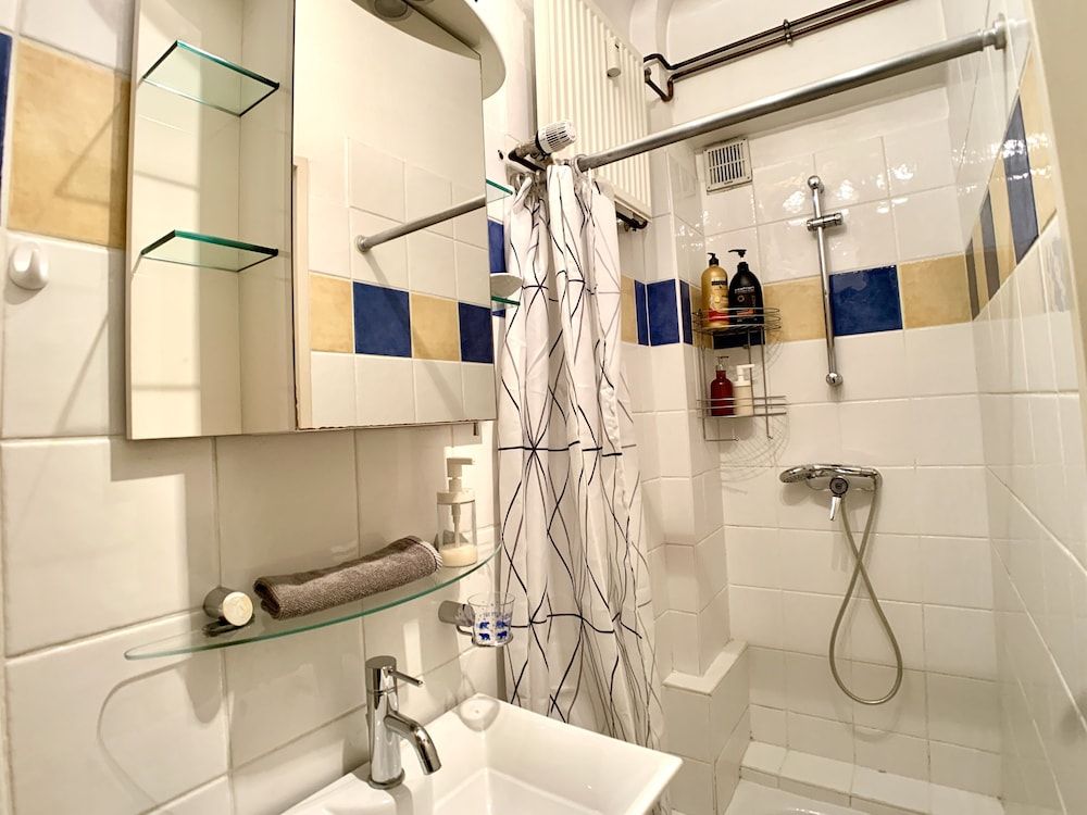 undefined Bright 1BR Apartment City Center 7