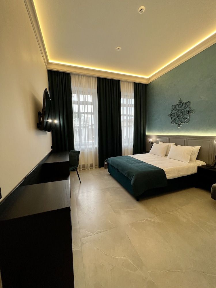 Richmond Hotel Superior Triple Room