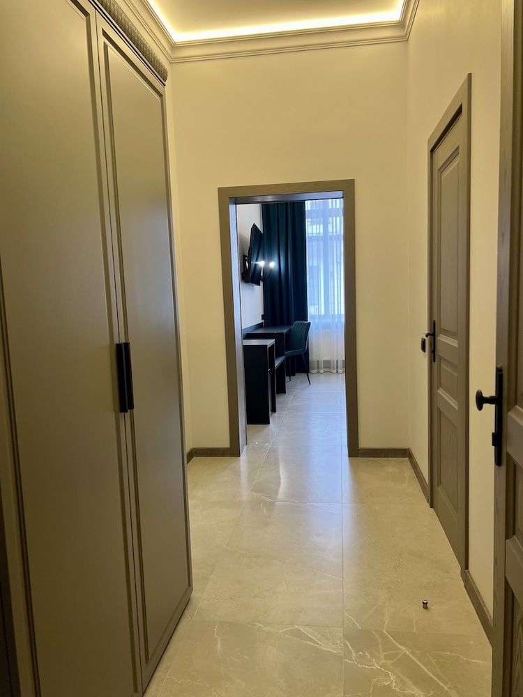 Richmond Hotel Superior Triple Room 6