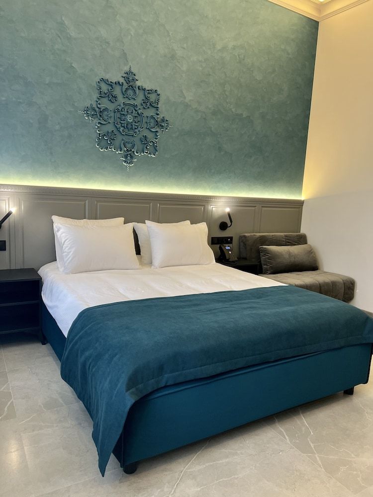 Richmond Hotel Superior Triple Room 2