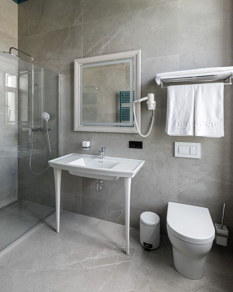 Richmond Hotel Superior Triple Room 5