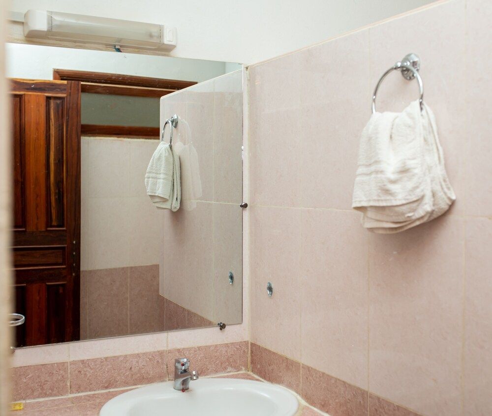 Amazone Hotel Tulear Twin Room 3