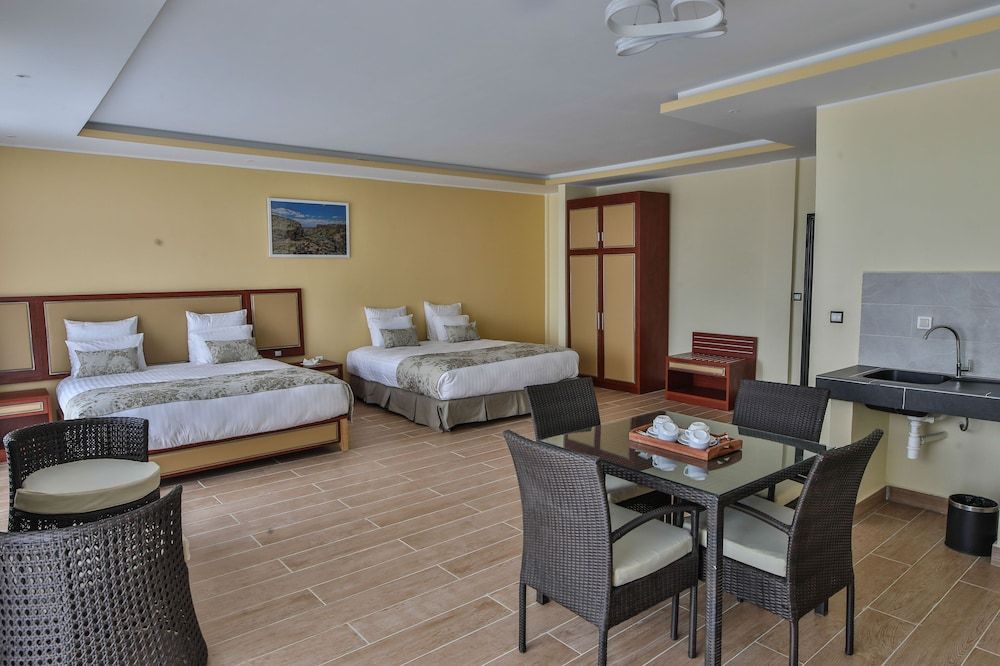 Menabe'l Deluxe Quadruple Room 2