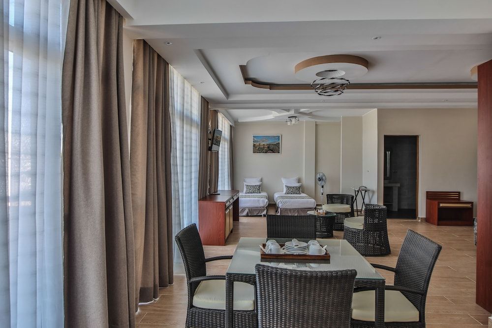 Menabe'l Deluxe Quadruple Room 6