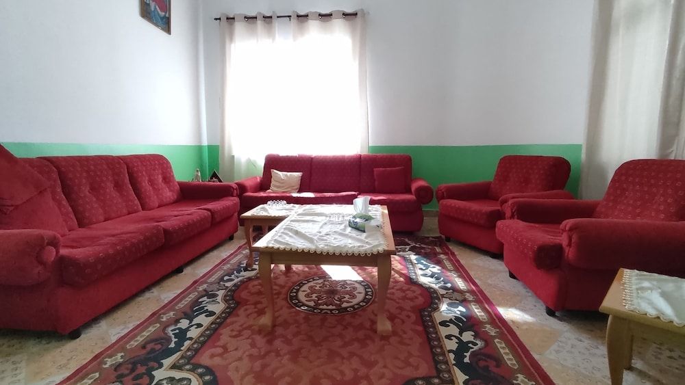 Issa's House Comfort Room 2