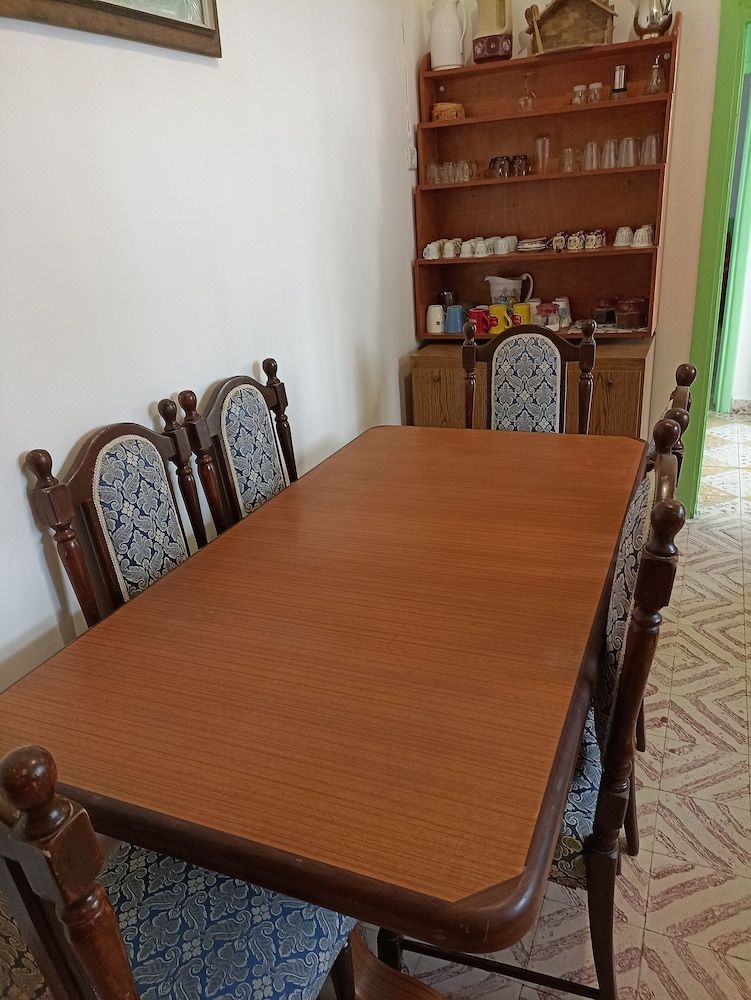 Issa's House Comfort Room 3