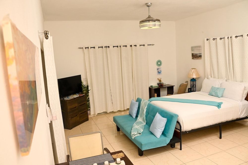 Villa Serenity by the water Comfort Single Room, 1 Bedroom, Pool Access, Canal View 3