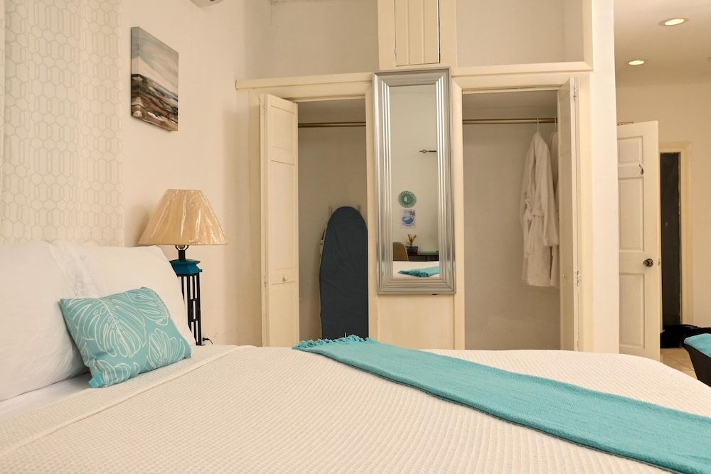 Villa Serenity by the water Comfort Single Room, 1 Bedroom, Pool Access, Canal View 2