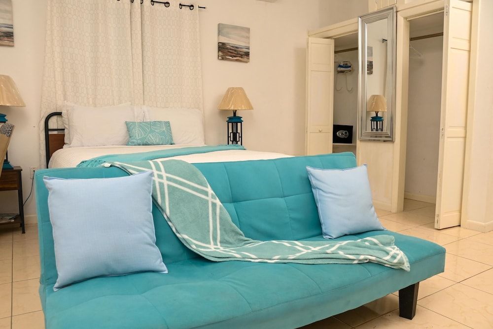 Villa Serenity by the water Comfort Single Room, 1 Bedroom, Pool Access, Canal View 7