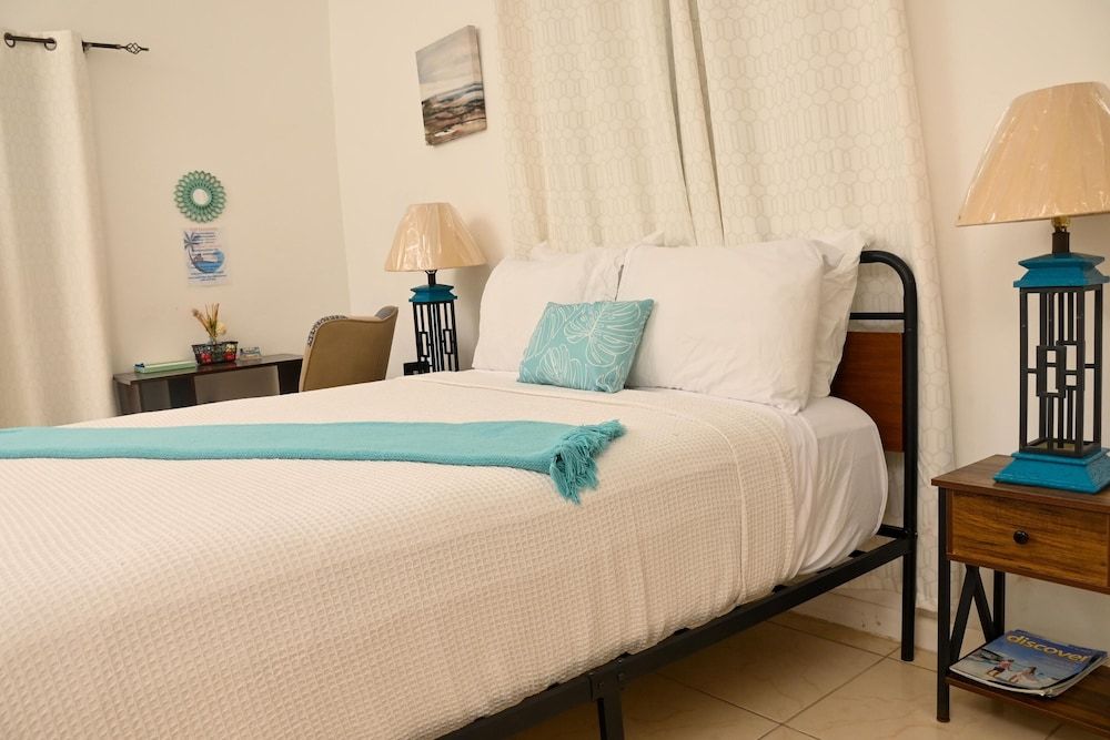 Villa Serenity by the water Comfort Single Room, 1 Bedroom, Pool Access, Canal View 4
