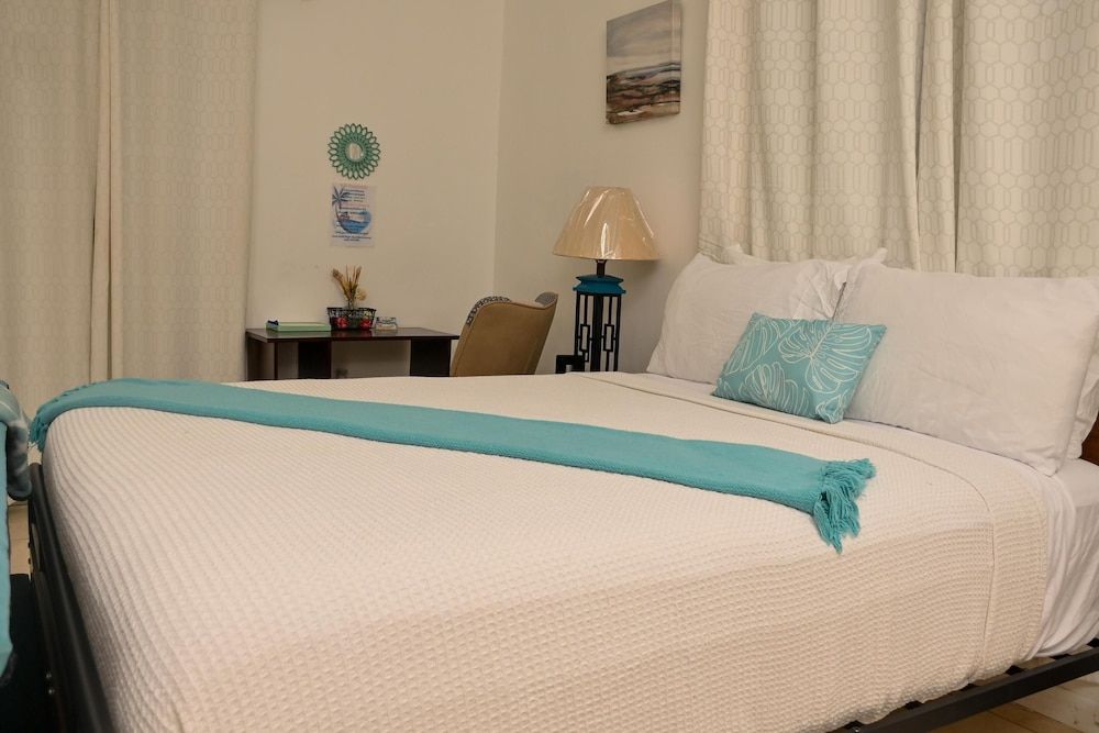 Villa Serenity by the water Comfort Single Room, 1 Bedroom, Pool Access, Canal View 9