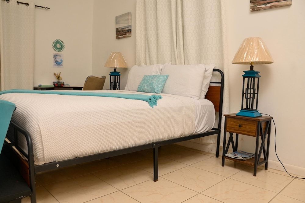 Villa Serenity by the water Comfort Single Room, 1 Bedroom, Pool Access, Canal View 8