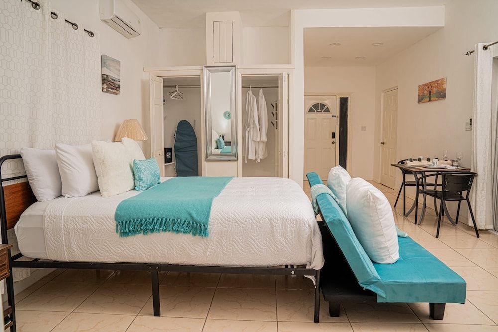 Villa Serenity by the water Comfort Single Room, 1 Bedroom, Pool Access, Canal View 10