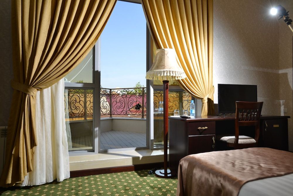 Gloria Hotel Deluxe Double or Twin Room 2