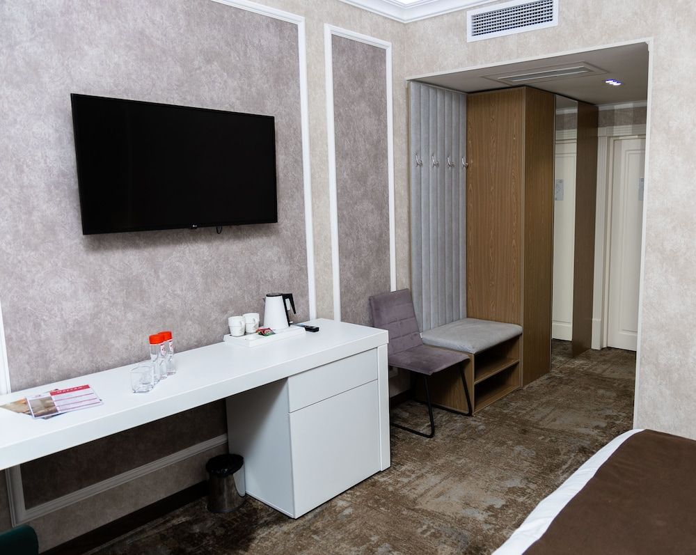 Garnet Hotel Basic Double Room 8