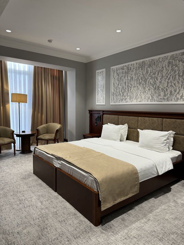 undefined Mir Luxe Plaza 2