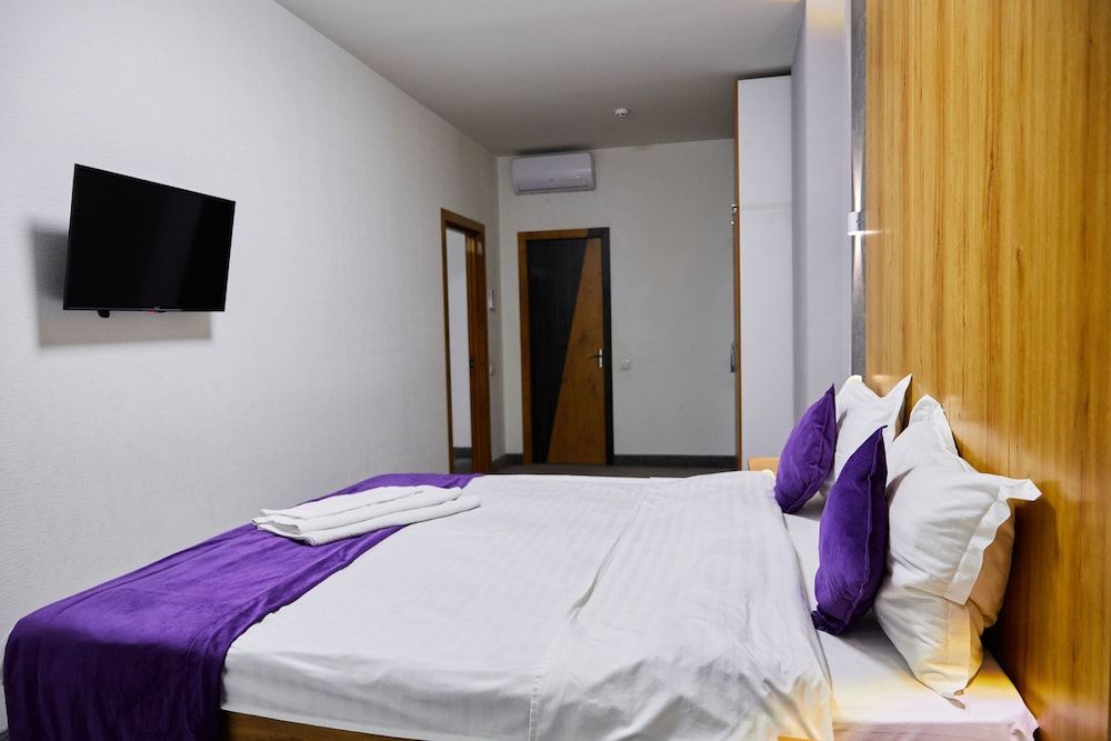 Art Plaza Family Room 3