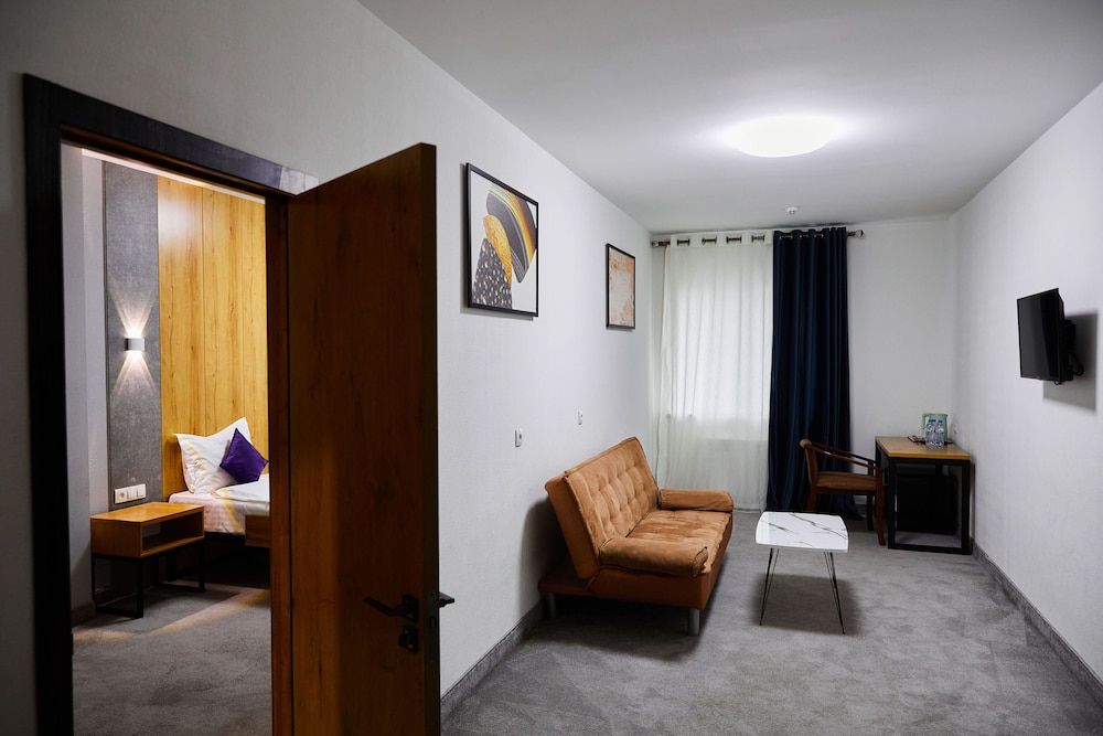 Art Plaza Family Room 11