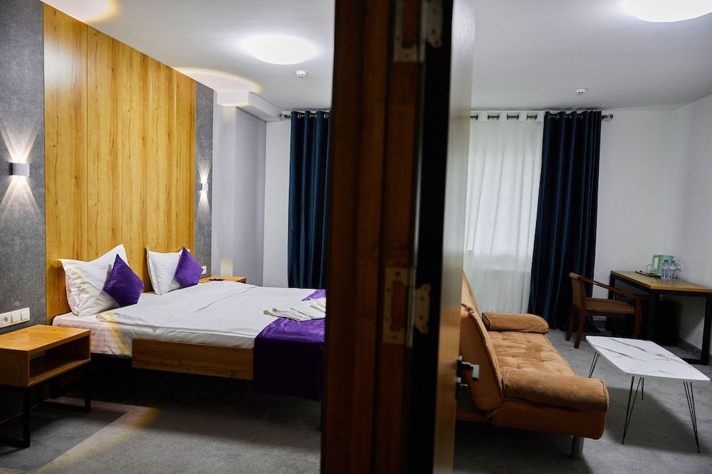 Art Plaza Family Room 7