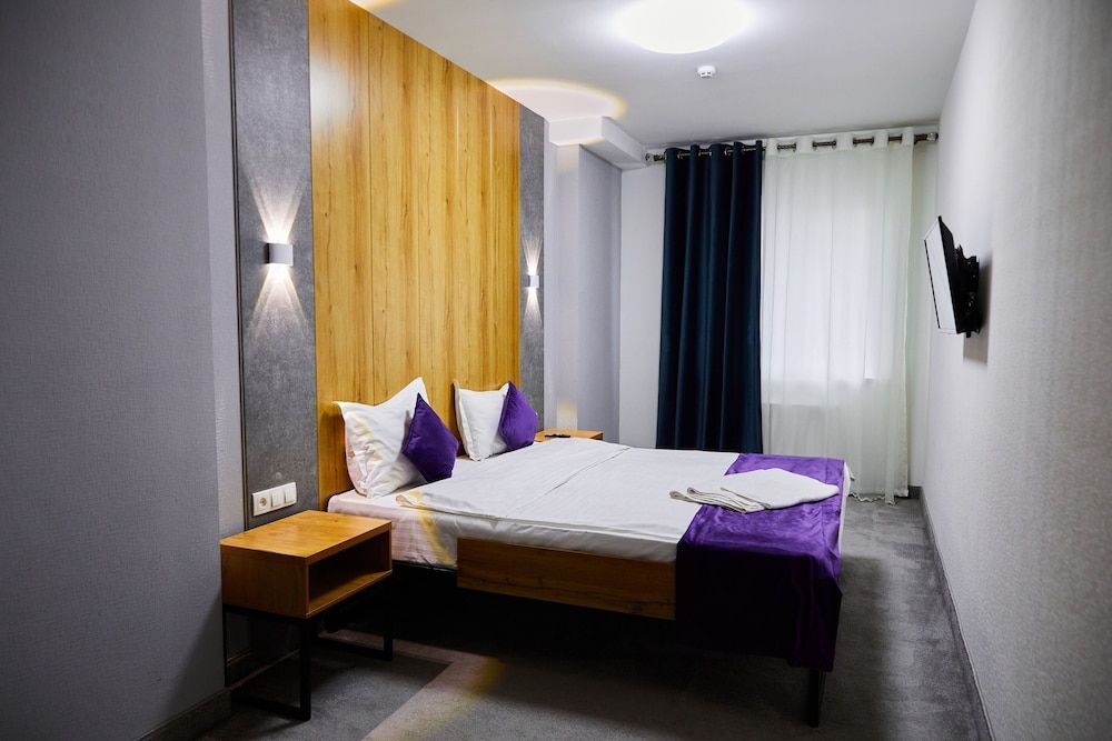 Art Plaza Family Room 5